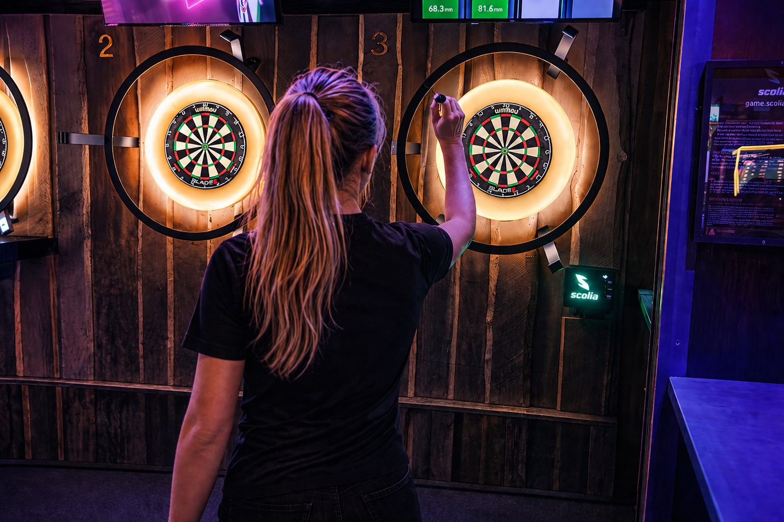 Elektroniskt dartspel med neonbelysning på Desperados