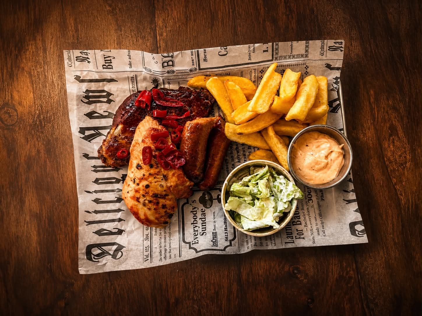 BBQ Sommarbricka — baby back ribs, bbq kycklingfilé och chorizo med röd chilli, pommes frites, chipotlemayo och sallad